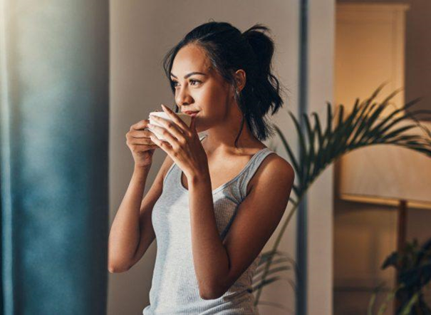 Uống một cốc nước ấm mỗi ngày rất có lợi cho sức khỏe - Ảnh: iStock