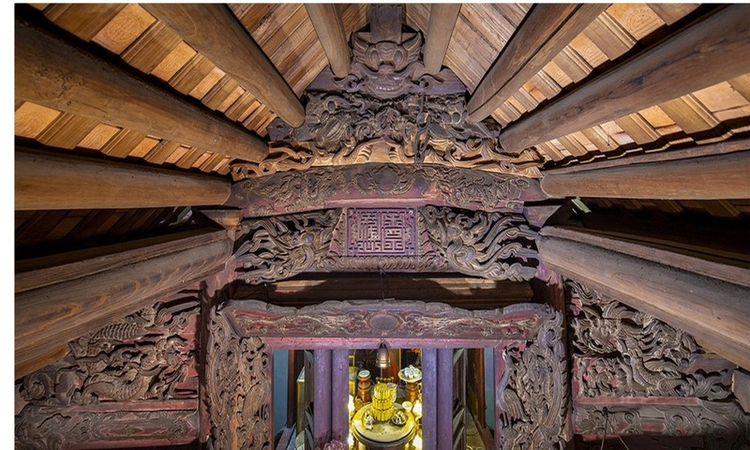 Nghệ thuật chạm khắc gỗ ở đền Đức Ông. Ảnh: Phí Văn Liệu - Trưởng Phòng VH&amp;TT Vĩnh Tường.