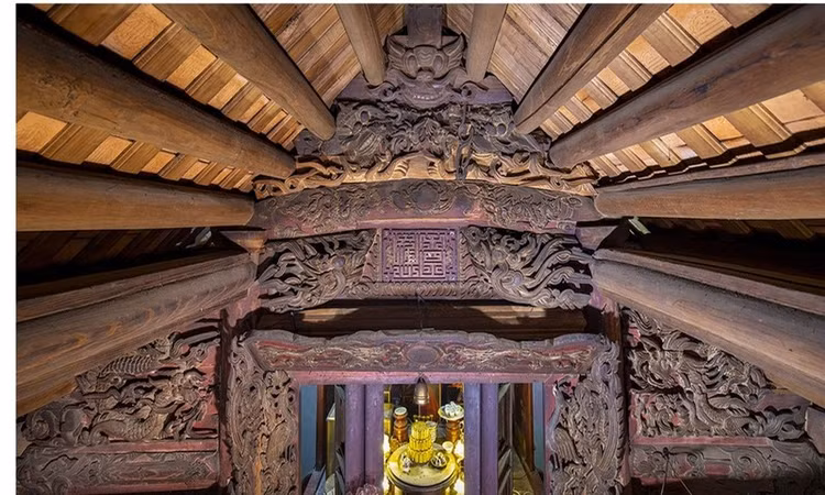 Nghệ thuật chạm khắc gỗ ở đền Đức Ông. Ảnh: Phí Văn Liệu - Trưởng Phòng VH&TT Vĩnh Tường. Nghệ thuật chạm khắc gỗ ở đền Đức Ông. Ảnh: Phí Văn Liệu - Trưởng Phòng VH&TT Vĩnh Tường.