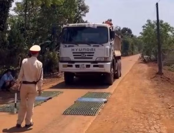 Lực lượng CSGT Công an huyện Krông Pắc xử lý nhiều trường hợp tài xế xe tải chở đất, đá thi công cao tốc vi phạm.