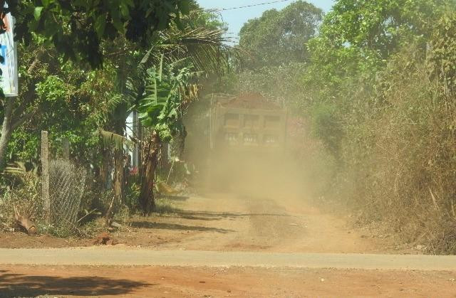 Bụi bay mù mịt mỗi khi xe tải chở đất đi qua