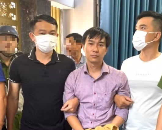 Danh Sơn (ở giữa) thời điểm bị bắt giữ