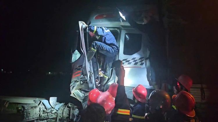 Lực lượng chức năng phá cửa đưa các nạn nhân đi cấp cứu.