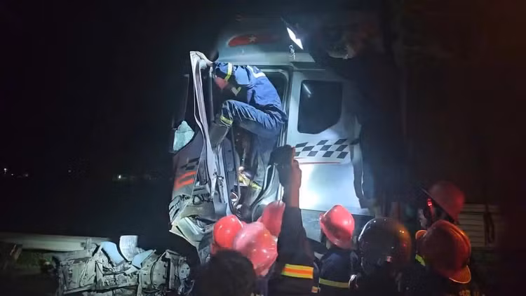 Lực lượng chức năng phá cửa đưa các nạn nhân đi cấp cứu.