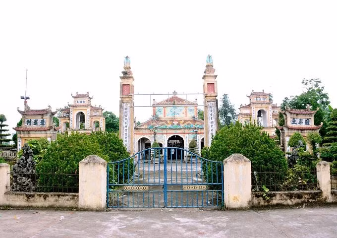 Toàn cảnh đền Xám. Ảnh: Giáo dục &amp; thời đại.