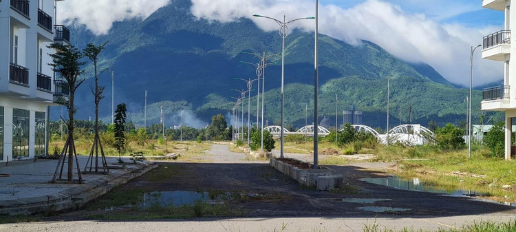 Thế nhưng, sau nhiều năm triển khai, hạ tầng dự án vẫn còn dang dở, cỏ giăng khắp lối, nước đọng thành vũng. Nhiều hạng mục mới khởi động đã tạm dừng khiến “bộ mặt” khu đô thị sinh thái nham nhở, nhếch nhác.