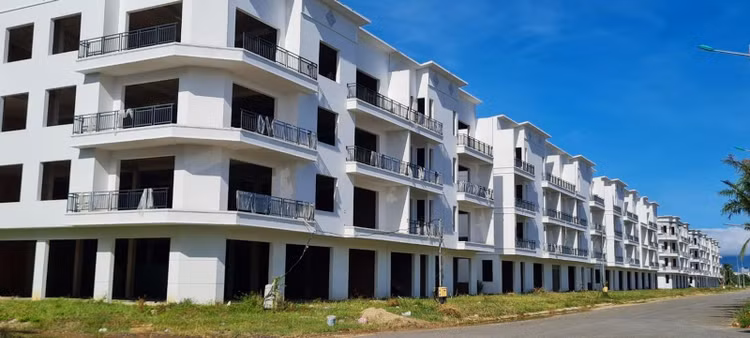 Loạt biệt thự cao cấp ở dự án từng được ca ngợi là độc đáo bậc nhất Đà thành giờ vắng lặng, đìu hiu, không một bóng người.