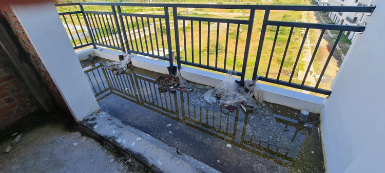 Bỏ hoang lâu ngày, rác thải dạt lên tận &quot;bên trên tầng lầu&quot; của các căn biệt thự loang lổ nước mưa.