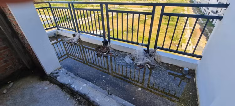 Bỏ hoang lâu ngày, rác thải dạt lên tận "bên trên tầng lầu" của các căn biệt thự loang lổ nước mưa.