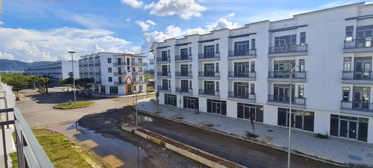 Eco Charm từng được xem là khu biệt thự đảo xanh duy nhất còn lại tại Đà Nẵng và là điểm nhấn độc đáo nhất phía Tây Bắc thành phố. Dự án nằm ở khu vực cửa sông Cu Đê với khung cảnh thiên nhiên hùng vĩ, sông, núi và biển gần kề.