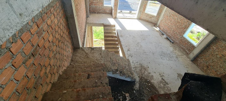 Dự án từng được giới thiệu có đầy đủ loại hình nhà liền kề, biệt thự đơn lập, biệt thự song lập, khu vui chơi giải trí, nhà sinh hoạt cộng đồng…, sở hữu hai mặt tiền thoáng mát, một mặt phục vụ mục đích kinh doanh thương mại, mặt khác là không gian sinh thái thiên nhiên giống vườn sau nhà, giờ lầm vào cảnh hoang tàn, nhếch nhác.