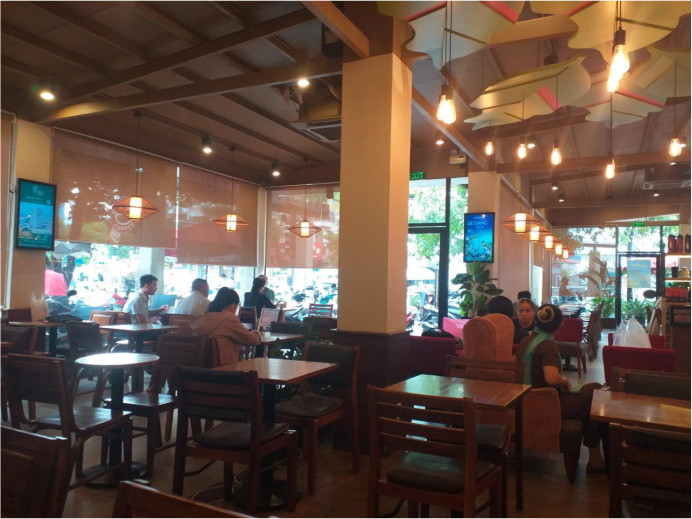 Đối với các quán cà phê, những nơi công cộng, hay tại các gia đình…, thì việc lắp đặt các khung cửa kính, vách tường kính cần phải đảm chất lượng kính, cũng như sự chắc chắn an toàn…