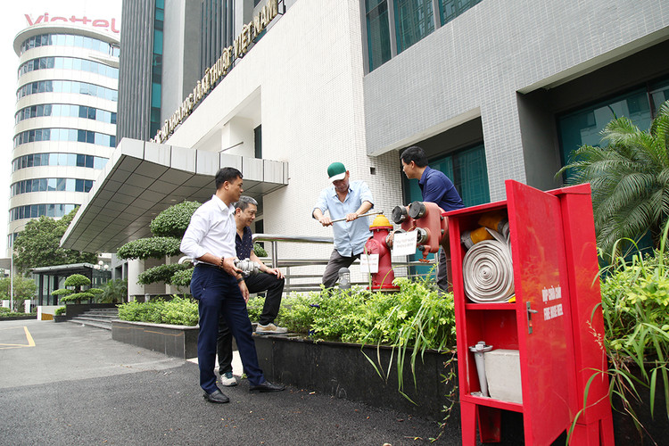 Nhân viên kỹ thuật và chuyên gia kiểm tra hệ thống PCCC đảm bảo an toàn vận hành tòa nhà.