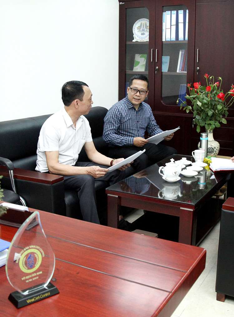 Ông Ngô Việt Dũng, Chánh Văn phòng trao đổi kế hoạch triển khai chương trình kỷ niệm 40 năm ngày thành lập VUSTA.