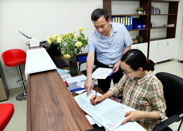 TS Lê Công Lương, Trưởng Ban Khoa học công nghệ và Môi trường chỉ đạo sát sao công việc khi vừa về “nhà mới”.