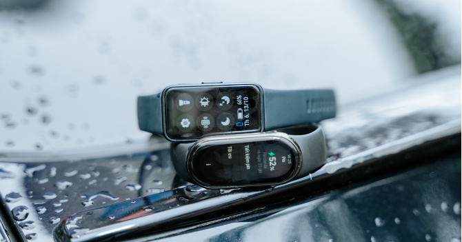 Cả Huawei Band 8 và Xiaomi Band 8 đều có mức độ chống nước 5ATM, chịu được áp lực nước tương đương 50 m, có thể mang đi bơi, đi mưa, nhưng không nên dùng bơi biển.