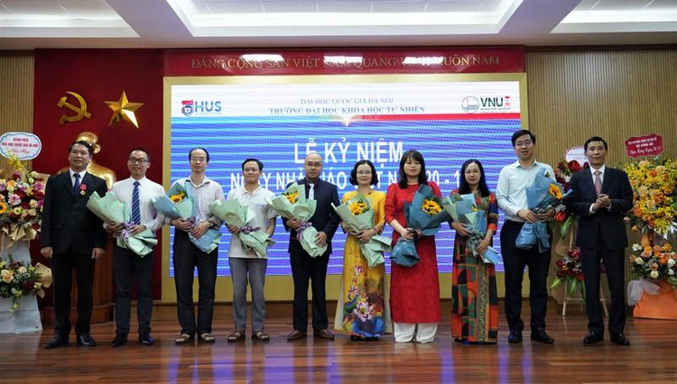 Lãnh đạo nhà trường tặng hoa chúc mừng các nhà giáo đạt tiêu chuẩn chức danh Phó giáo sư năm 2022. Ảnh: HUS.