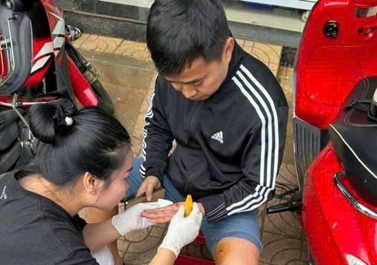 Anh Nguyễn Thành Đạt bị thương sau khi xông vào giải cứu 2 cháu nhỏ ra khỏi căn nhà bị hỏa hoạn.