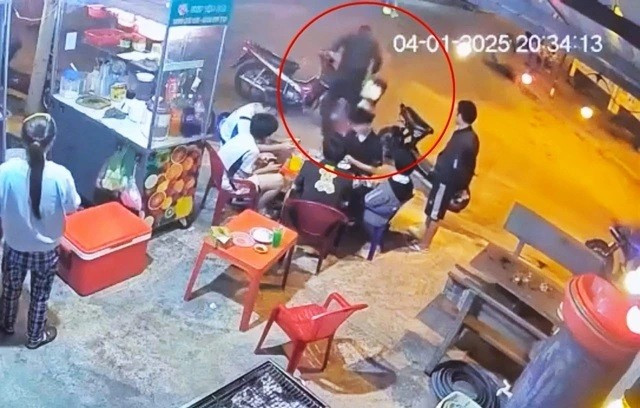 Sự việc diễn ra trong tối ngày 04/1 gây phẫn nộ. Ảnh cắt từ clip