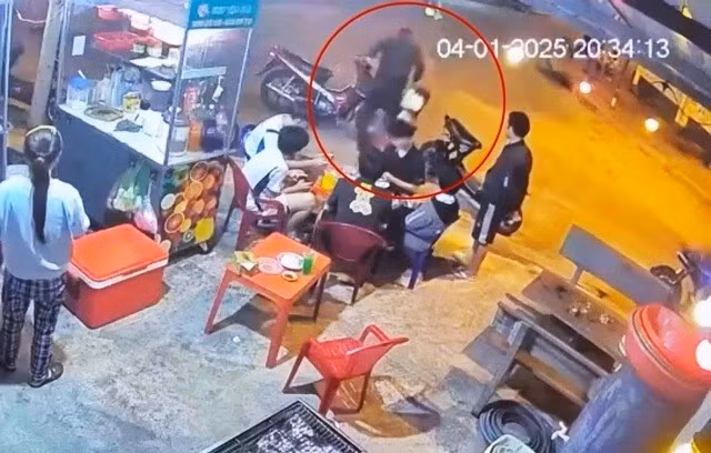 Sự việc diễn ra trong tối ngày 04/1 gây phẫn nộ. Ảnh cắt từ clip