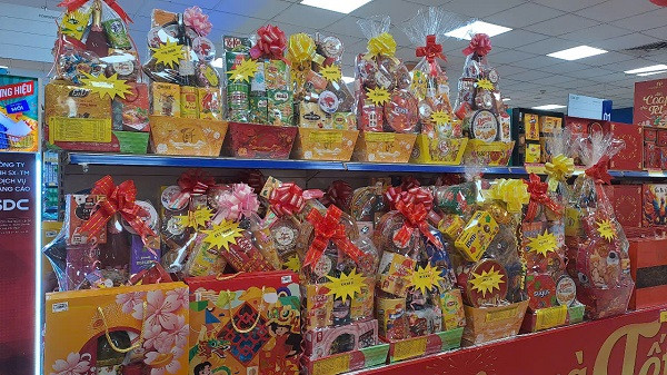 : Thời điểm này, thị trường quà tặng Tết đã bắt đầu sôi động với rất nhiều mẫu mã đa dạng, phong phú.