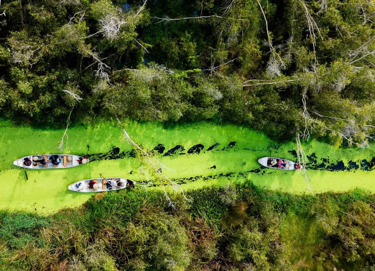 Tham quan làng nổi bằng xuồng (Ảnh: Page Du lịch làng nổi Tân Lập).