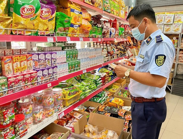 Quản lý thị trường TP HCM tăng cường kiểm tra hàng hóa Tết.