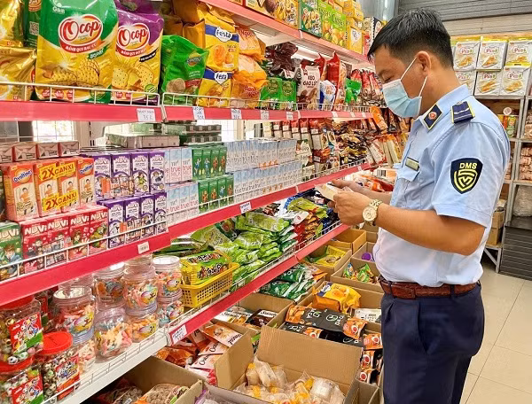 Quản lý thị trường TP HCM tăng cường kiểm tra hàng hóa Tết.