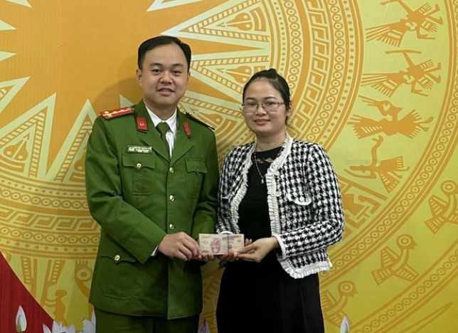 Chị Na nhận lại số tiền chuyển khoản nhầm từ 2 năm trước.