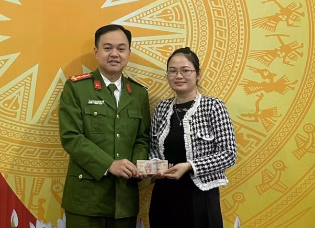 Chị Na nhận lại số tiền chuyển khoản nhầm từ 2 năm trước.