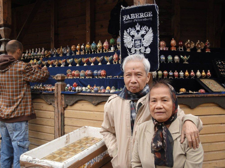 Nhà giáo Trần Hữu Tá và vợ.