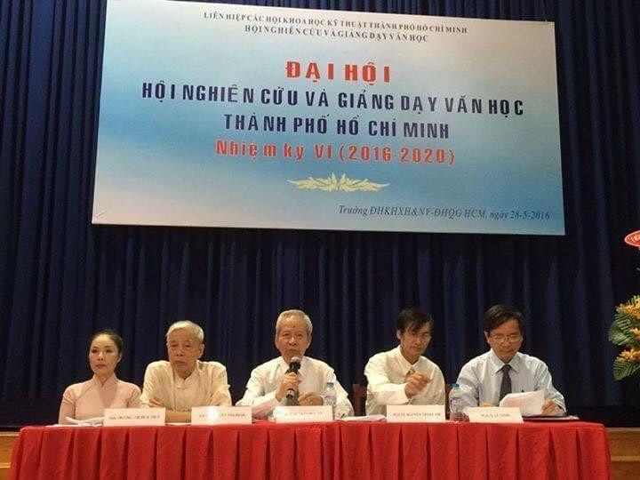 Nhà giáo Trần Hữu Tá tại đại hội Hội Nghiên cứu và giảng dạy văn học TP.HCM nhiệm kỳ VI (2016-2020). Ảnh Nguyễn Văn Cải.