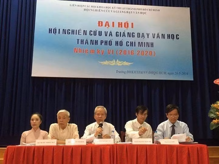 Nhà giáo Trần Hữu Tá tại đại hội Hội Nghiên cứu và giảng dạy văn học TP.HCM nhiệm kỳ VI (2016-2020). Ảnh Nguyễn Văn Cải.