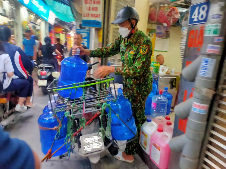 Mỗi ngày, đại lý phân phối nước đóng bình ở Mễ Trì (HN) này bán/đổi ít nhất khoảng 50 bình nước.