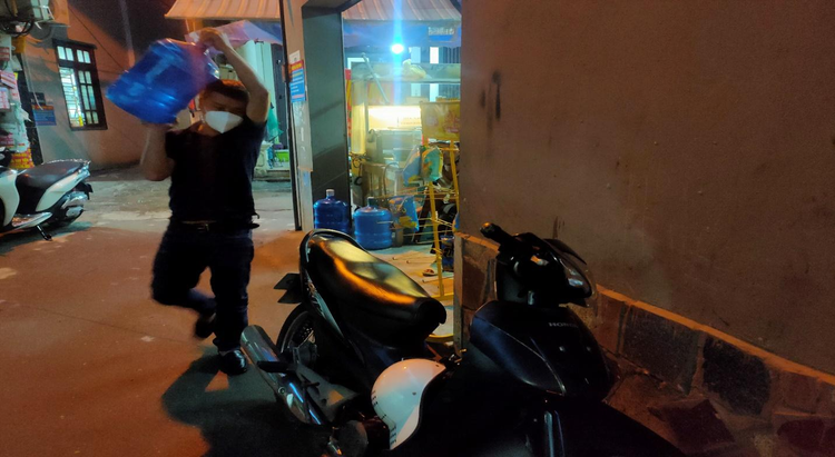 Mặc dù e ngại về chất lượng sản phẩm nhưng nhiều người vẫn tặc lưỡi sử dụng vì giá thành rẻ.