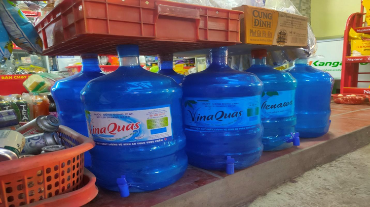 Các sản phẩm đều ăn theo tên của những thương hiệu quen thuộc, tương đồng về thiết kế bao bì, kiểu dáng, màu sắc, kích cỡ, dung tích.