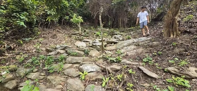 Một đoạn đường đá cổ phát lộ ở đèo Ngang. Ảnh: Báo Dân tộc &amp; Phát triển.