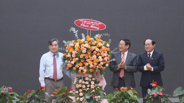 Phó Chủ tịch VUSTA Phạm Quang Thao tặng hoa chúc mừng Liên hiệp hội tỉnh Lâm Đồng.