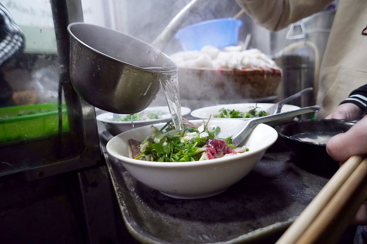 Thịt bò tái dần cho mềm mới chan nước.