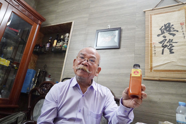 Để tạo hương vị phở bò tái lăn dậy mùi thêm, ông Thìn đã mày mò nghĩ ra loại tương ớt dành riêng cho phở của mình.