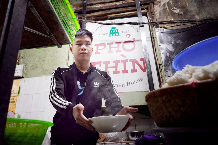 Hữu xạ tự nhiên hương, đúc kết từ 70 năm kinh nghiệm với 3 đời làm về phở, để đến ngày hôm nay đã có được lượng khách hàng ổn định với tên gọi Phở Thìn Bờ Hồ.