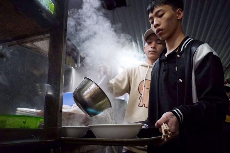 Phở Thìn Bờ Hồ đặc trưng bởi phần nước dùng trong ngọt vị.