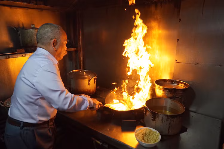 Với sự đúc kết về ẩm thực từ những người đi trước, cộng với sự đào tạo về nghệ thuật, ông Nguyễn Trọng Thìn đã nghĩ ra món phở bò tái lăn. Với sự đúc kết về ẩm thực từ những người đi trước, cộng với sự đào tạo về nghệ thuật, ông Nguyễn Trọng Thìn đã nghĩ ra món phở bò tái lăn.