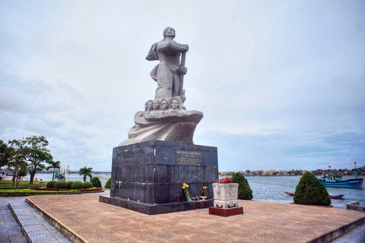 Tượng đài Mẹ Suốt bên bờ sông Nhật Lệ.