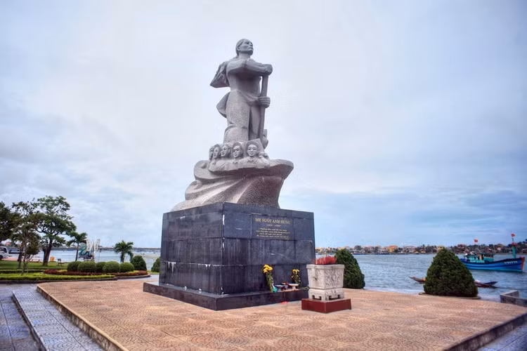 Tượng đài Mẹ Suốt bên bờ sông Nhật Lệ.