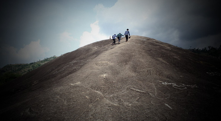 Truyền thuyết ly kỳ phía sau tảng đá lớn nhất Việt Nam.