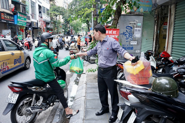 Sau khi mua được bánh đã gọi luôn xe ôm công nghệ mang đi luôn.