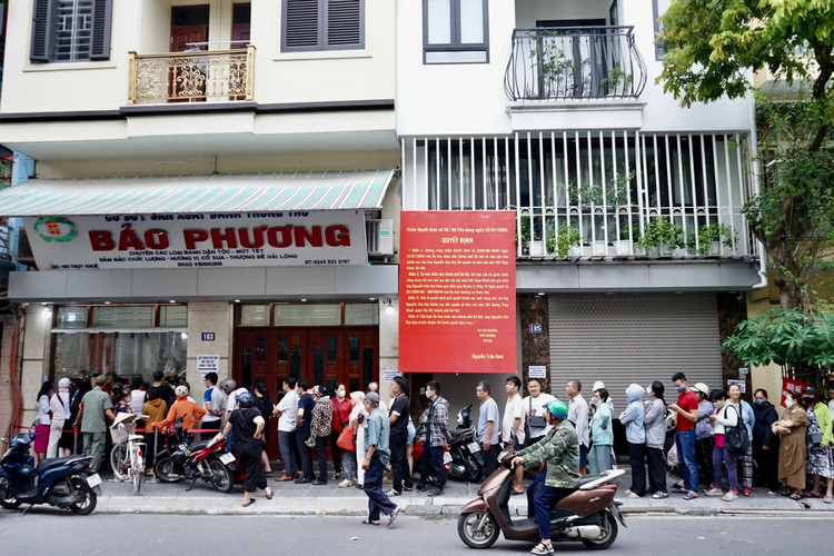 Rất đông người dân xếp hàng chờ mua bánh Trung thu.