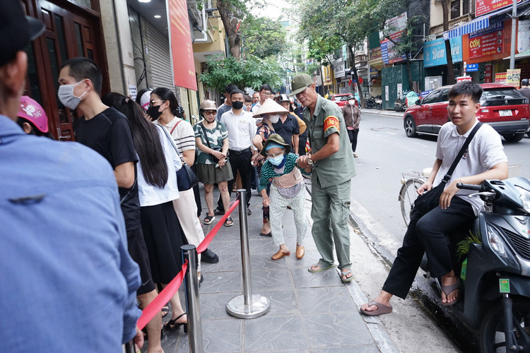Cụ Lê Thị Thung năm nay đã gần 90 tuổi vẫn ra xếp hàng, nhưng tất cả mọi người cùng đồng tình ưu tiên nhường cho cụ mua trước.