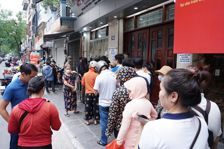 Hàng dài người dân xếp hàng đợi đến lượt mua bánh Trung thu.